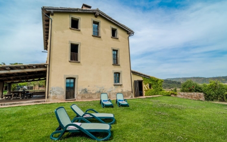 Large lawned gardens